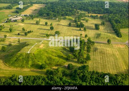Vue aérienne du site historique national de Cahokia Mounds, Illinois, États-Unis Banque D'Images