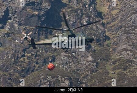 Parc national de Killarney, Irlande - 26 avril. 2021: Irish Air Corp hélicoptère collecte de l'eau pour éteindre le feu dans le parc national de Killarney Banque D'Images