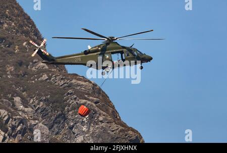 Parc national de Killarney, Irlande - 26 avril. 2021: Irish Air Corp hélicoptère collecte de l'eau pour éteindre le feu dans le parc national de Killarney Banque D'Images