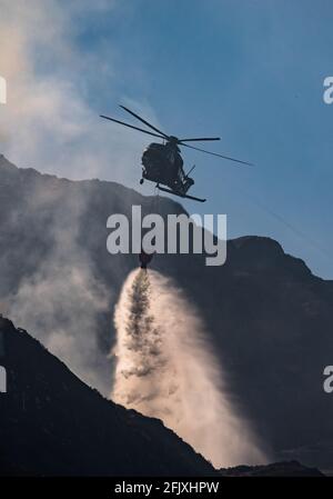 Parc national de Killarney, Irlande - 26 avril. 2021: L'hélicoptère Irish Air Corp déverse de l'eau pour éteindre le feu dans le parc national de Killarney Banque D'Images