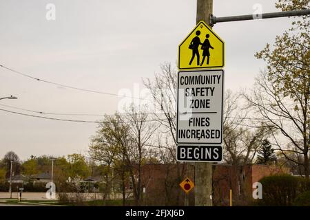 Panneau de la zone de sécurité communautaire canadienne indiquant une augmentation des amendes dans la zone en raison de la présence de l'école Banque D'Images