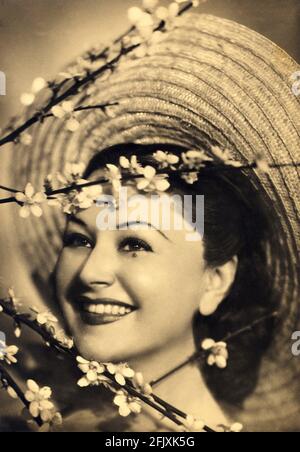 1942 CA., ITALIE : l'actrice italienne PAOLA BARBARA ( 1912 - 1989 ) - ATTRICE - CINÉMA - TELEFONI BIANCHI - cappello di paglia - chapeau - FASCISMO - ANNI '40 - 1940 - sourire - sorriso - fiori di pesco - néo - mole --- Archivio GBB Banque D'Images