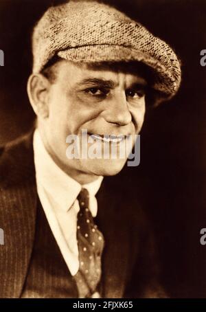 Années 1920 , États-Unis : : L'acteur écran silencieux LON CHANEY ( 1883 - 1930 ) Roi des films d'horreur - CINÉMA MUTO - portrait - ritrato - chapeau - cappello - sourire - sorriso - cravatta a poi - polkadots - polka-dot tie - FILM dell' ORRORE - l'uomo dai mille volti --- Archivio GBB Banque D'Images