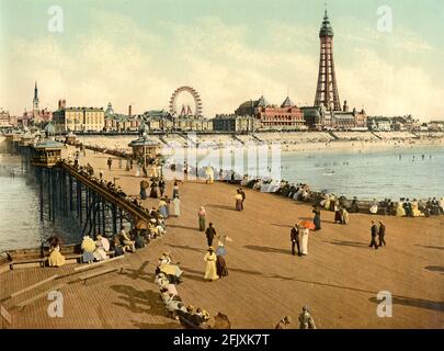 La station balnéaire de Blackpool dans le Lancashire vers 1890-1900, avec le North Pier et la Tour Banque D'Images