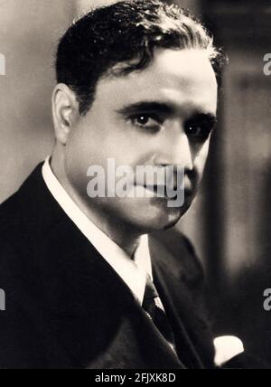 1932 CA., ITALIE : le célèbre chanteur italien de l'Opéra BENIAMINO GIGLI ( 1890 - 1957 ) acteur dans un film hollywoodien - MUSIQUE - MUSICA LIRICA - classica - classica - cantante lirico - portrait - ritratto - collier - colletto - cravatta - tie --- Archivio GBB Banque D'Images