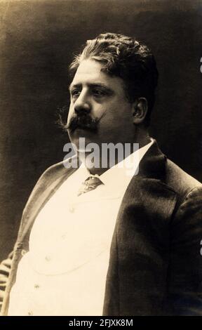 Le célèbre compositeur italien de musique d'opéra RUGGERO LEONCAVALLO ( 1857 - 1919 ) , auteur de PAGLIACCI ( 1892 ) - MUSICA LIRICA - classica - classique - COMPOSITORE - musicista - musicien - portrait - ritratto - bachigi - moustache - cravatta - cravate - panciotto - gilet -- -- Archivio GBB Banque D'Images