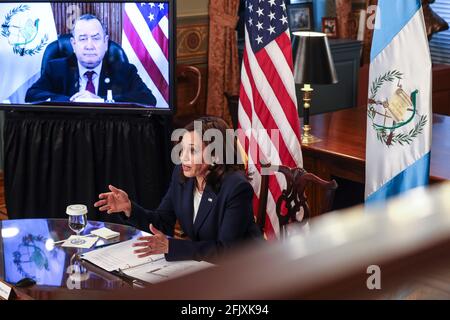 Le vice-président des États-Unis, Kamala Harris, au centre inférieur, parle lors d'une réunion bilatérale virtuelle avec le président Alejandro Giammattei du Guatemala, à l'écran en haut à gauche, dans le bureau de cérémonie du vice-président dans le bâtiment Eisenhower Executive Office sur le campus de la Maison Blanche, au sujet de la crise migratoire le 26 avril 2021, À Washington, DC. Crédit: Oliver Contreras/Pool via CNP/MediaPunch Banque D'Images