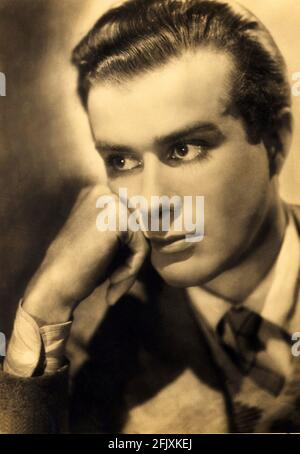 1942 CA., ITALIE : l'acteur italien MASSIMO SERATO ( 1916 - 1889 ) - ATTORE - CINÉMA - TELEFONI BIANCHI - mani - mano - main - mains - FASCISMO - ANNI '40 - années 1940 - cravate - cravatta - collier - colletto ---- Archivio GBB Banque D'Images