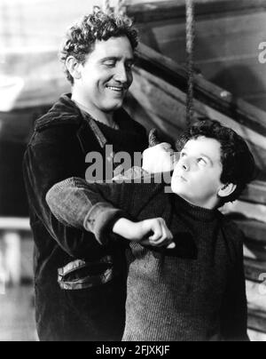 1937, Etats-Unis : l'acteur Spencer TRACY ( 1900 - 1967 ) et FREDDIE BARTHOLOMEW en CAPITAINES COURAGEUX par Victor Fleming . Tracy a remporté un OSCAR Award pour ce rôle en 1938 - CINÉMA - FILM - Bambino prodigio - sourire - sorriso - portrait - ritrato --- Archivio GBB Banque D'Images