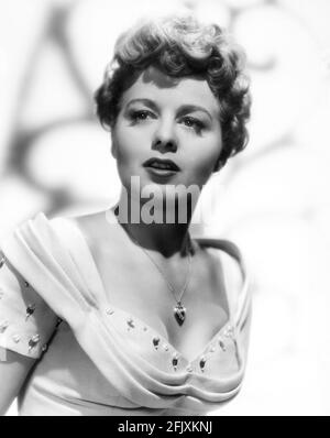 1950 , Etats-Unis : l'actrice SHELLEY HIVERS ( née Shirley Schrift , Saint Louis , MT 1922 ) en FRANÇAIS par Louis King , Photo par Paramount Studios - CINÉMA - FILM - boldie - capelli biondi - bionda - cheveux blond - scollatura - decolleté - ouverture du cou - collana - ciondolo - collier - bijou - bijoux - bijoux - gioiello - gioielli - bijoux --- Archivio GBB Banque D'Images