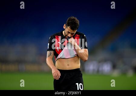Rome, Italie. 26 avril 2021. Le Hakan Calhanoglu d'AC Milan réagit lors d'un match de football de Serie ENTRE le Latium et l'AC Milan à Rome, Italie, le 26 avril 2021. Credit: Augusto Casasoli/Xinhua/Alamy Live News Banque D'Images