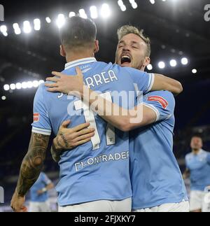 Rome, Italie. 26 avril 2021. Joaquin Correa (L) du Latium célèbre avec son coéquipier lors d'un match de football entre Lazio et AC Milan à Rome, Italie, le 26 avril 2021. Credit: Augusto Casasoli/Xinhua/Alamy Live News Banque D'Images