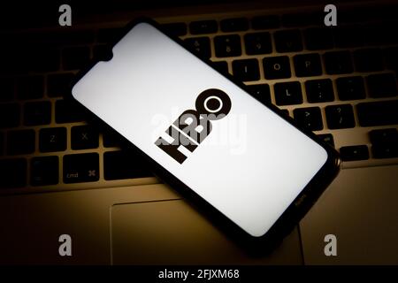 Grèce. 26 avril 2021. Dans cette illustration, un logo HBO affiché sur l'écran d'un smartphone avec un clavier d'ordinateur en arrière-plan. (Photo de Nikolas Joao Kokovlis/SOPA Images/Sipa USA) crédit: SIPA USA/Alay Live News Banque D'Images