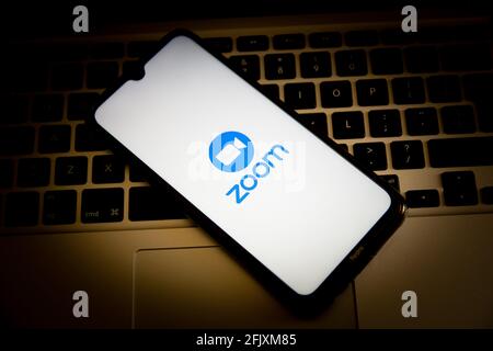 Grèce. 26 avril 2021. Dans cette illustration, un logo Oxbotica apparaît sur l'écran d'un smartphone avec un clavier d'ordinateur en arrière-plan. (Photo de Nikolas Joao Kokovlis/SOPA Images/Sipa USA) crédit: SIPA USA/Alay Live News Banque D'Images