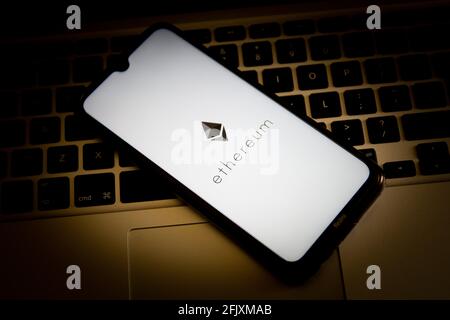 Grèce. 26 avril 2021. Dans cette illustration, un logo Ethereum apparaît sur l'écran d'un smartphone avec un clavier d'ordinateur en arrière-plan. (Photo de Nikolas Joao Kokovlis/SOPA Images/Sipa USA) crédit: SIPA USA/Alay Live News Banque D'Images