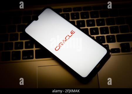 Grèce. 26 avril 2021. Dans cette illustration, un logo Oracle s'affiche sur l'écran d'un smartphone avec un clavier d'ordinateur en arrière-plan. (Photo de Nikolas Joao Kokovlis/SOPA Images/Sipa USA) crédit: SIPA USA/Alay Live News Banque D'Images