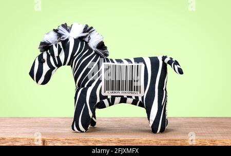 Jouet Zebra avec étiquette code à barres à empreinte carbone, étiquette de durabilité de l'impact environnemental sur les produits Banque D'Images