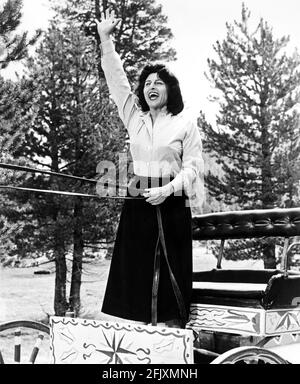 1958 , Etats-Unis : l'actrice italienne ANNA MAGNANI en NATURE EST LE VENT ( Selvaggio è il vento ) de George Cukor , de la romaine ' Furia ' de Vittorio Nino Novarese - CINÉMA - atrice - sourire - sorriso - carretto siciliano --- Archivio GBB Banque D'Images