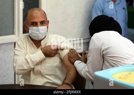 Taiz, Yémen. 25 avril 2021. Un homme reçoit une dose du vaccin COVID-19 dans un hôpital de la province de Taiz, au Yémen, le 25 avril 2021. Le pays fait avancer sa campagne de vaccination contre le coronavirus. Credit: STR/Xinhua/Alay Live News Banque D'Images