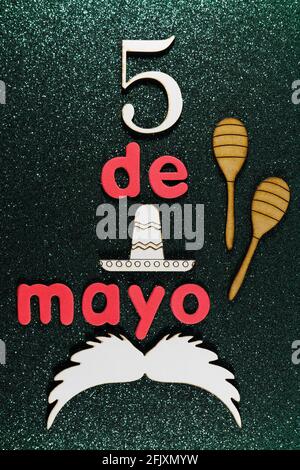 Cinco de Mayo Maracas avec moustache et Sombrero Banque D'Images