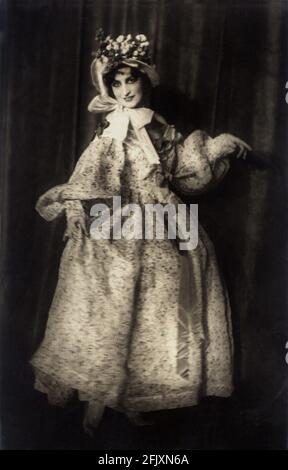 Années 1920, ITALIE : la chanteuse italienne, danseuse et actrice ANNA FOUGEZ ( 1894 - 1966 ) - ATTRICE - CANTANTE - café Chantant - Tabarin - TEATRO di RIVISTA - THÉÂTRE - BELLE EPOQUE - Cabaret - ANNI VENTI - Hat - cappello --- Archivio GBB Banque D'Images