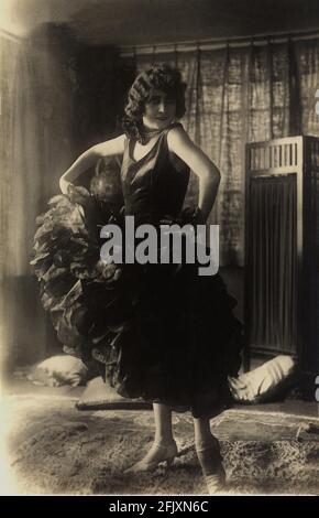 Années 1920, ITALIE: La chanteuse italienne, danseuse et actrice ANNA FOUGEZ ( 1894 - 1966 ) A LA DANZA DELLA ROSA Dance - ATTRICE - CANTANTE - café Chantant - Tabarin - TEATRO di RIVISTA - THÉÂTRE - BELLE EPOQUE - Cabaret - ANNI VENTI - scollatura - ouverture au cou - décolleté - décolleté - spalla - spalle - épaule - épaules - perla - perle - perles - perles - collana di - collier - gioiello - gioielli - bijou - bijoux - bijoux- scarpe - chaussures - Neo - mole - rose - chaussures - scarpe --- Archivio GBB Banque D'Images