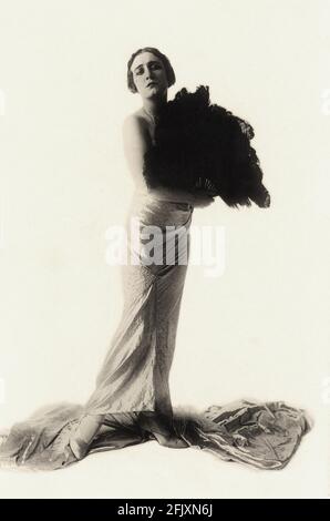 Années 1920, ITALIE : la chanteuse italienne, danseuse et actrice ANNA FOUGEZ ( 1894 - 1966 ) - ATTRICE - CANTANTE - café Chantant - Tabarin - TEATRO di RIVISTA - THÉÂTRE - BELLE EPOQUE - Cabaret - ANNI VENTI - FAN Feers - ventaglio di piume - spalla - spalle - épaule - épaules - scarpe - chaussures - Neo - mole --- Archivio GBB Banque D'Images