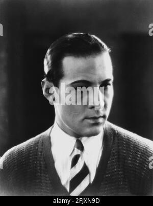 1925 , USA : l'acteur de cinéma sur écran silencieux RUDOLPH VALENTINO ( né Rodolfo Guglielmi, 1895 - 1926 ), toujours pubblicavitaire pour COBRA par Joseph Henaberry , de la pièce de Martin Brown . - CINÉMA MUTO - RODOLFO VALENTINO - attore camografico - LATIN AMANT - italoamericano - italo americano - italo-americano - émigrant - emigrante - italo-american - portrait - ritratto - tie - cravatta - pochette - fazzoletto taschino - collier - collier - mastico - golf - brillantina --- Archivio GBB Banque D'Images