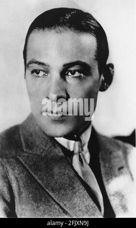 1925 CA., Etats-Unis : l'acteur de cinéma sur écran silencieux RUDOLPH VALENTINO ( né Rodolfo Guglielmi, 1895 - 1926 ) - CINÉMA MUTO - RODOLFO VALENTINO - attore camografico - LATIN AMANT - italoamericano - italo americano - italo-americano - émigrant - emigrante - italo-american - portrait - ritratto - tie - cravatta - collier - colletto - sguardo magnético - graisse - brillantina - GBvio-- Banque D'Images