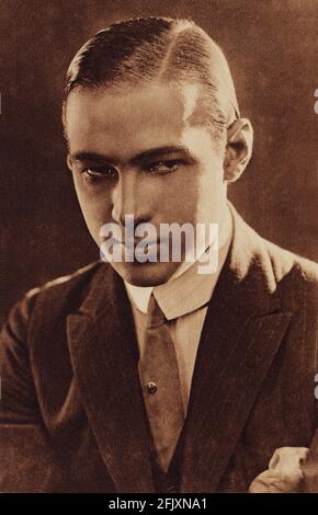 1920 CA, Etats-Unis : l'acteur de film sur écran silencieux RUDOLPH VALENTINO ( né Rodolfo Guglielmi, 1895 - 1926 ) Ppubblicavity STILL . - CINÉMA MUTO - RODOLFO VALENTINO - attore camografico - AMANT LATIN - italoamericano - italo americano - italo-americano - émigrant - emigrante - italo-américain - portrait - ritratto - collier - colletto - sguardo magnético - graisse - brillantina - cravate - cravacia - camatta - camamatta - CAMACAVALTA bianca --- Archivio GBB Banque D'Images