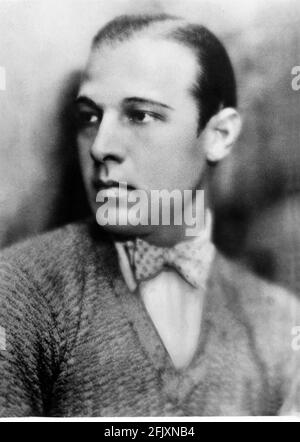 1925 CA, Etats-Unis : l'acteur de cinéma muet RUDOLPH VALENTINO ( né Rodolfo Guglielmi, 1895 - 1926 ) pubblicavitaire encore pour AU-DELÀ DES ROCHERS ( l'eta' d'amare ) par Sam Wood , Du roman d'Elinor Glyn .- CINÉMA MUTO - RODOLFO VALENTINO - attore camografico - LATIN AMANT - italioamericano - italo americano - italo-americano - émigrant - emigrante - italo-american - portrait - ritratto - papillo - sdo magnético - graisse - brantina - golf - crabrantina - golf - tricot --- Archivio GBB Banque D'Images