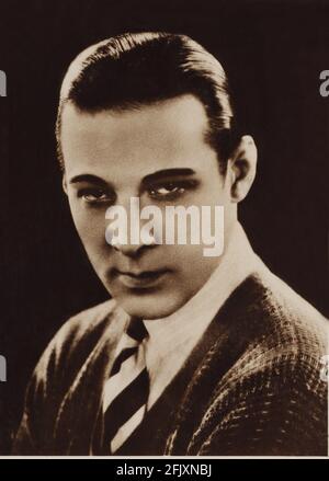 1925 CA, USA : l'acteur de cinéma sur écran silencieux RUDOLPH VALENTINO ( né Rodolfo Guglielmi, 1895 - 1926 ) Publicavity Still - CINÉMA MUTO - RODOLFO VALENTINO - attore camografico - AMANT LATIN - italioamericano - italo americano - italo-americano - émigrant - emigrante - italo-american - portrait - ritto - sguardo magnético - graisse - brillantina - cravate - Archivot - B- golf - Archivio- Banque D'Images