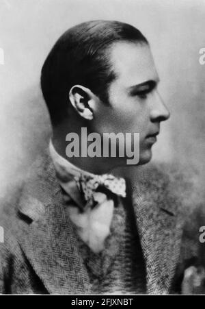 1925 CA, Etats-Unis : l'acteur de film sur écran silencieux RUDOLPH VALENTINO ( né Rodolfo Guglielmi, 1895 - 1926 ) pubblicavitaire encore AU-DELÀ DES ROCHERS ( l'eta' d'amare ) par Sam Wood , du roman d'Elinor Glyn , Photo de Henny Waxman .- CINÉMA MUTO - RODOLFO VALENTINO - attore camografico - AMANT LATIN - italoamericano - italo americano - italo-americano - émigrant - emigrante - italo-américain - portrait - ritratto - papillo - sardo magnético - graisse - brillantina - golf - trictitie - golf - profilo - profil --- Archivio GBB Banque D'Images