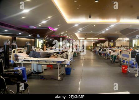 New Delhi, Inde. 26 avril 2021. Des patients Covid-19 se sont posés dans la salle d'isolement Covid-19. Une salle de banquet temporairement convertie en salle Covid19 pour les patients atteints du coronavirus. L'Inde a enregistré le pic le plus élevé d'une journée dans l'infection à coronavirus. Le rapport a enregistré 352,991 nouveaux cas de Covid-19 et 2,812 décès au cours des 24 dernières heures dans le contexte d'une crise de l'oxygène. Crédit : SOPA Images Limited/Alamy Live News Banque D'Images