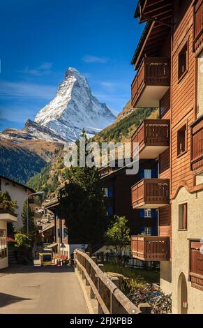 Une rue dans la station balnéaire suisse de Zermatt avec Vue sur le mont Cervin Banque D'Images