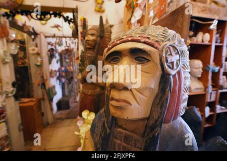 St. Louis, États-Unis. 26 avril 2021. De gigantesques objets sculptés en bois se trouvent dans les sentiers de randonnée de Gringo Jones Imports à St. Louis le lundi 26 avril 2021. Le magasin, qui a un assortiment inhabituel d'articles extérieurs, des bains d'oiseaux aux girafes en plastique de 20 pieds de haut, des énormes pots de fleurs en béton aux dragons en métal, a laissé entendre que le magasin pourrait fermer après 25 ans. Photo par Bill Greenblatt/UPI crédit: UPI/Alay Live News Banque D'Images