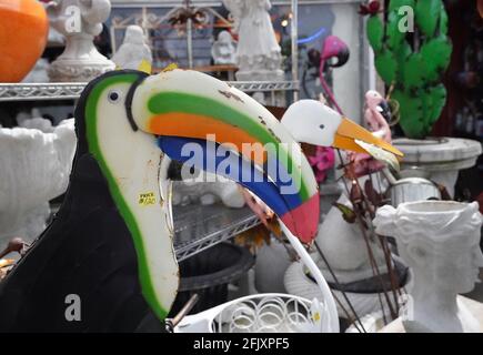 St. Louis, États-Unis. 26 avril 2021. Des oiseaux métalliques peints en couleurs sont en vente à l'extérieur de Gringo Jones Imports à St. Louis le lundi 26 avril 2021. Le magasin, qui a un assortiment inhabituel d'articles extérieurs, des bains d'oiseaux aux girafes en plastique de 20 pieds de haut, des énormes pots de fleurs en béton aux dragons en métal, a laissé entendre que le magasin pourrait fermer après 25 ans. Photo par Bill Greenblatt/UPI crédit: UPI/Alay Live News Banque D'Images