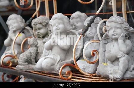 St. Louis, États-Unis. 26 avril 2021. Les petits anges de béton sont assis sur une étagère à vendre à Gringo Jones Imports à St. Louis le lundi 26 avril 2021. Le magasin, qui a un assortiment inhabituel d'articles extérieurs, des bains d'oiseaux aux girafes en plastique de 20 pieds de haut, des énormes pots de fleurs en béton aux dragons en métal, a laissé entendre que le magasin pourrait fermer après 25 ans. Photo par Bill Greenblatt/UPI crédit: UPI/Alay Live News Banque D'Images