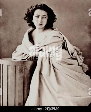 1864 ca., FRANCE : la célèbre actrice française SARAH BERNHARDT ( 1844 - 1923 ) quand était jeune , photo de Félix Nadar - ATTRICE - TEATRO DRAMMATICO - THÉÂTRE - decollété - scollatura - encolure - ouverture de la nuque ---- Archivio GBB Banque D'Images