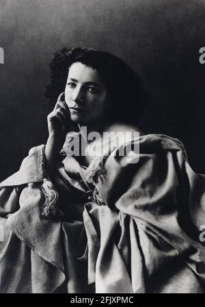 1864 ca., FRANCE : La célèbre actrice française SARAH BERNHARDT ( 1844 - 1923 ) quand était jeune , photo de Félix Nadar - ATTRICE - TEATRO DRAMMATICO - THÉÂTRE - decolleté - scollatura - encolure - ouverture du cou - spalla - spalle - épaule - épaules - pensatore - pensatrice --- Archivio GBB Banque D'Images