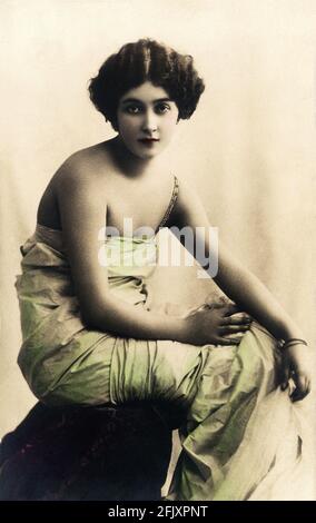 1900 CA., FRANCE : la célèbre chanteuse d'opéra soprano italienne LINA CAVALIERI ( 1874 - 1944 ) . Patner d'Enrico Caruso dans TOSCA et MANON LESCAUT par Giacomo Puccini ( 1906 - 1910 ). Photo de Reutlinger , Paris - CANTANTE LIRICA - MUSICA CLASSICA - TEATRO - THEATRE - OPERA - Classique - BELLE EPOQUE - scollatura - encolure - ouverture du cou - décolleté - décolleté - gioiello - gioielli - bijou - bijoux - bijoux - spalla - spalle - épaule - épaules - bracelet - Braccialetto - Spallina --- Archivio GBB Banque D'Images