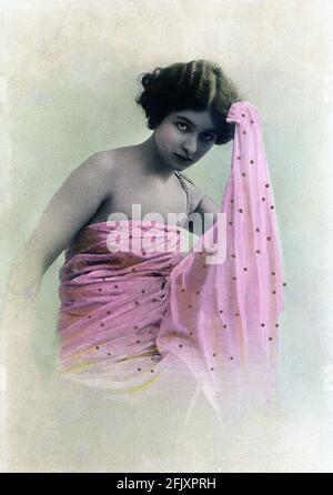 1900 CA., FRANCE : la célèbre chanteuse d'opéra soprano italienne LINA CAVALIERI ( 1874 - 1944 ). Patner d'Enrico Caruso dans TOSCA et MANON LESCAUT par Giacomo Puccini ( 1906 - 1910 ). Photo de Reutlinger , Paris - CANTANTE LIRICA - MUSICA CLASSICA - TEATRO - THÉÂTRE - OPÉRA - Classique - BELLE EPOQUE - scollatura - encolure - ouverture du cou - décolleté - décolleté - POI - polkadots --- Archivio GBB Banque D'Images