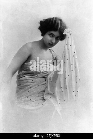 1900 CA., FRANCE : la célèbre chanteuse d'opéra soprano italienne LINA CAVALIERI ( 1874 - 1944 ). Patner d'Enrico Caruso dans TOSCA et MANON LESCAUT par Giacomo Puccini ( 1906 - 1910 ). Photo de Reutlinger , Paris - CANTANTE LIRICA - MUSICA CLASSICA - TEATRO - THÉÂTRE - OPÉRA - Classique - BELLE EPOQUE - scollatura - encolure - ouverture du cou - décolleté - décolleté - POI - polkadots --- Archivio GBB Banque D'Images