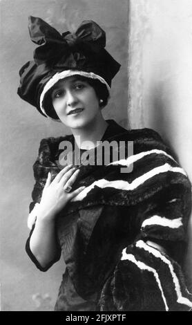 1910 CA., FRANCE : la célèbre chanteuse d'opéra soprano italienne LINA CAVALIERI ( 1874 - 1944 ). Patner d'Enrico Caruso dans TOSCA et MANON LESCAUT par Giacomo Puccini ( 1906 - 1910 ). Photo de Reutlinger , Paris - CANTANTE LIRICA - MUSICA CLASSICA - TEATRO - THÉÂTRE - OPÉRA - Classique - BELLE EPOQUE - anneau - anneaux - anello - anelli - gioiello - gioielli - bijou - bijoux - bijoux - appelliccia - fourrure - chapeau - cpello --- Archivio GBB Banque D'Images