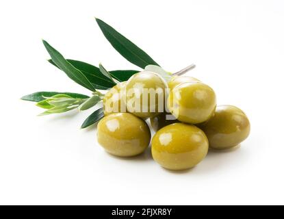Olives salées et branches d'olive placées sur un fond blanc Banque D'Images