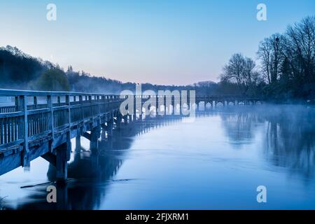 Passerelle Marsh Lock dans la brume et le gel avant le lever du soleil. Mill Lane, Henley-on-Thames, Berkshire / Oxfordshire, Angleterre Banque D'Images