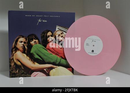 All girl indie rock groupe, The Aces, album de musique sur vinyle disque LP. Banque D'Images