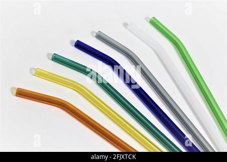 Pailles en verre réutilisables colorées sur fond blanc. Une alternative pour remplacer la paille à boire en plastique jetable classique, idéale pour l'environnement Banque D'Images