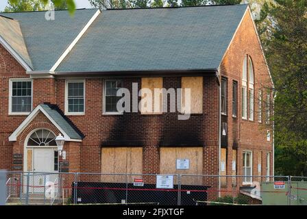 Fairfax, Virginie, États-Unis - 15 avril 2021 : les dommages extérieurs causés par un incendie incontrôlé dans un bâtiment d'un parc de bureaux de banlieue sont clairement évidents. Banque D'Images