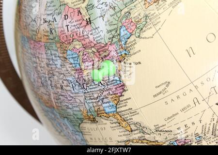 Globe zoomé montrant un point d'épingle sur l'état de New York. Banque D'Images